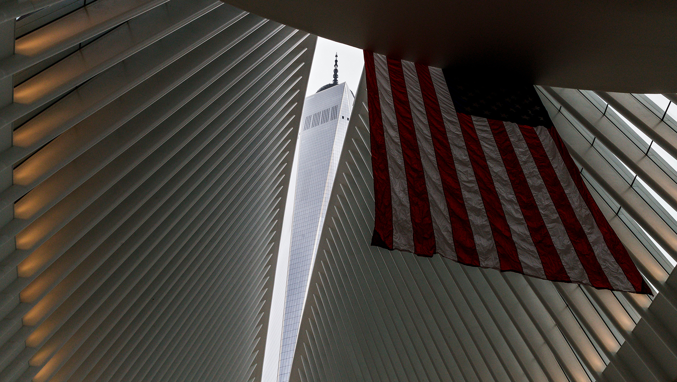 Небоскреб Всемирного торгового центра (One World Trade Center) виден сквозь открытую крышу здания «Окулус» (Oculus). Нью-Йорк, США. 11 сентября 2018 года. Фото: Justin Lane / EPA