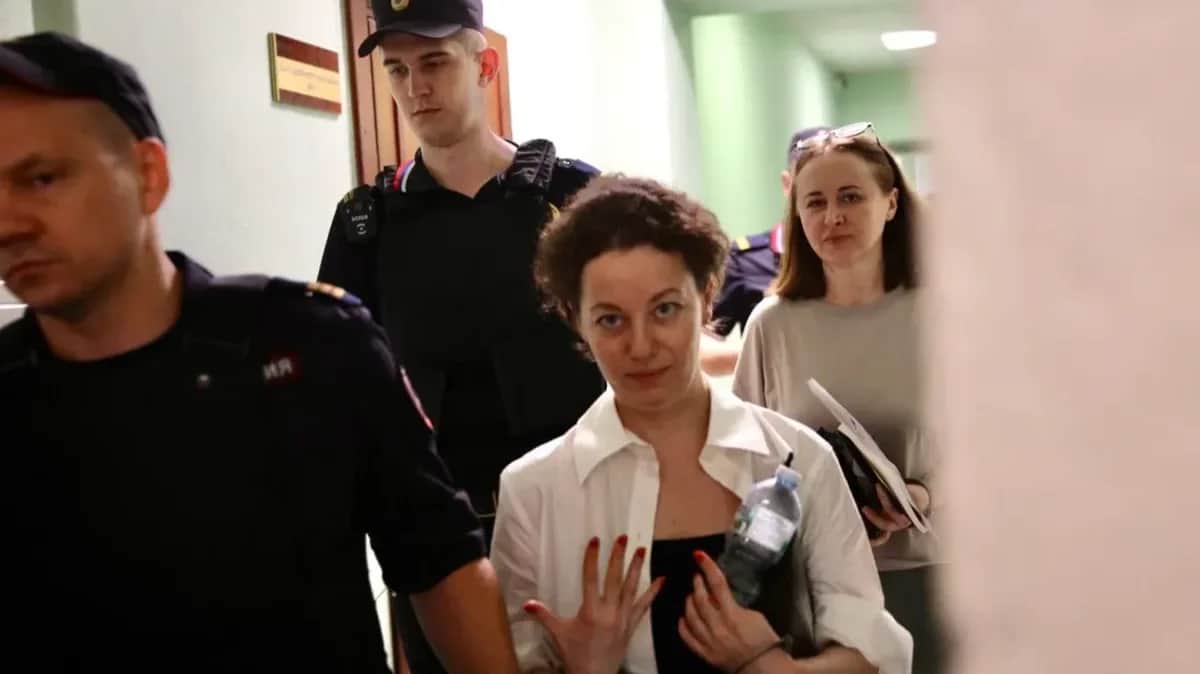 Yevgenia Berkovich (centre) and Svetlana Petriychuk (right) in court. Photo: Alexandra Astakhova / Mediazona