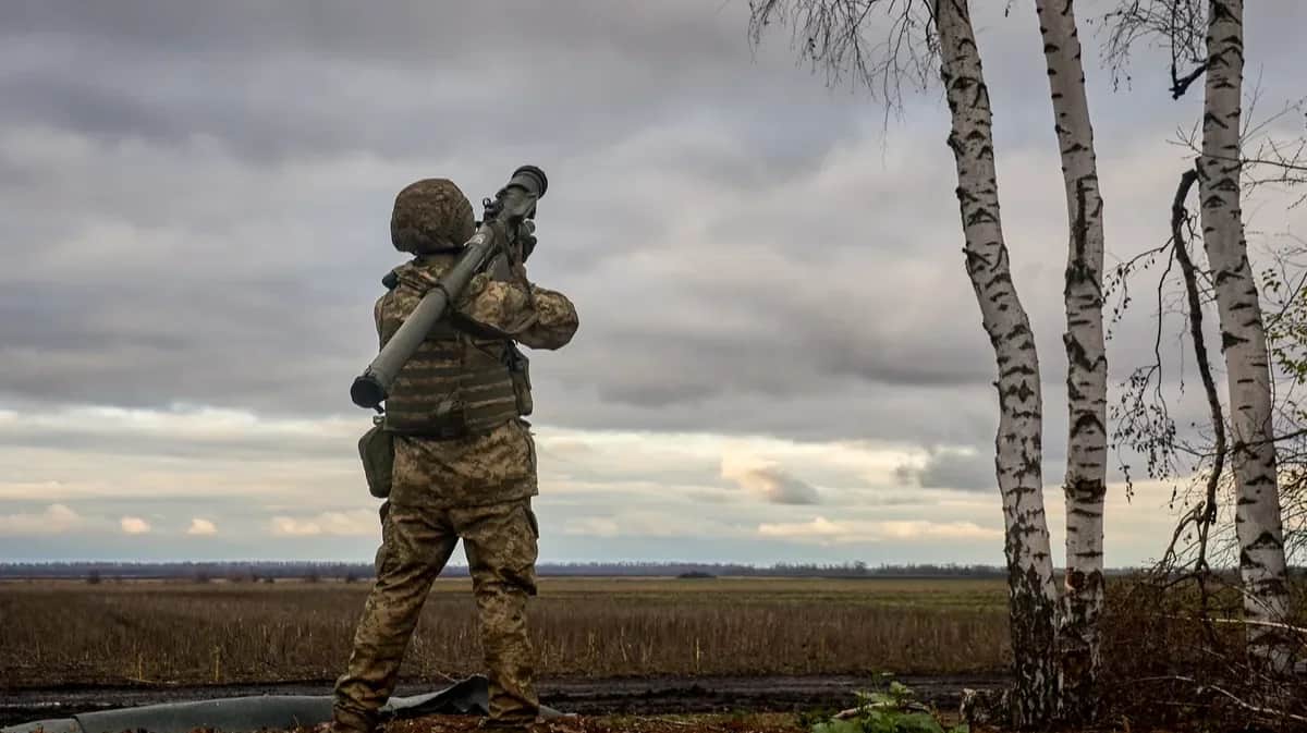 A Ukrainian serviceman keeps watch for Russian air attacks at an undisclosed near Kupyansk, Kharkiv region, Ukraine, 13 November 2025. Photo: EPA / SERGEY KOZLOV
