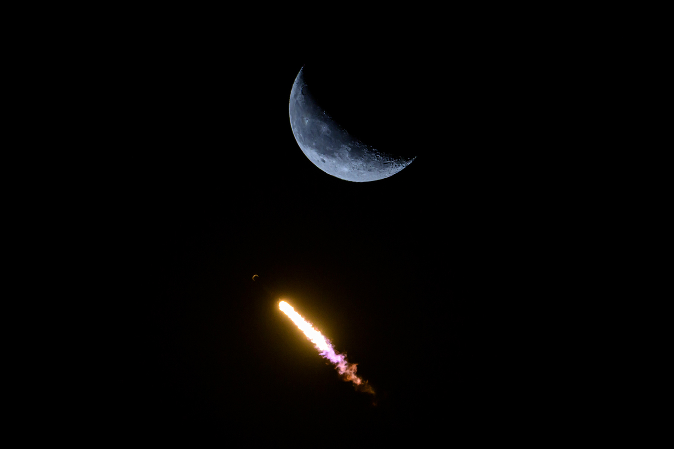 Старт ракеты-носителя Falcon 9 на фоне растущей Луны. Флорида, США. 9 июля 2026 года. Фото: Jennifer Briggs / ZUMA Press Wire / Scanpix / LETA