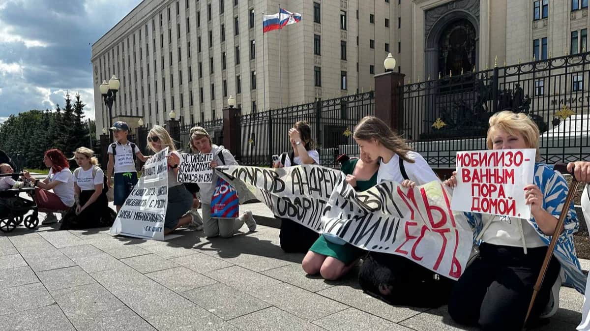 Акция родственников мобилизованных у здания Минобороны в Москве, 6 июня 2024 года. Фото:&nbsp;<a target="_blank" data-stringify-link="https://t.me/PauliaMobility/447" data-sk="tooltip_parent" href="https://t.me/PauliaMobility/447" rel="noopener noreferrer">PauliaMobility</a>&nbsp;/ Telegram