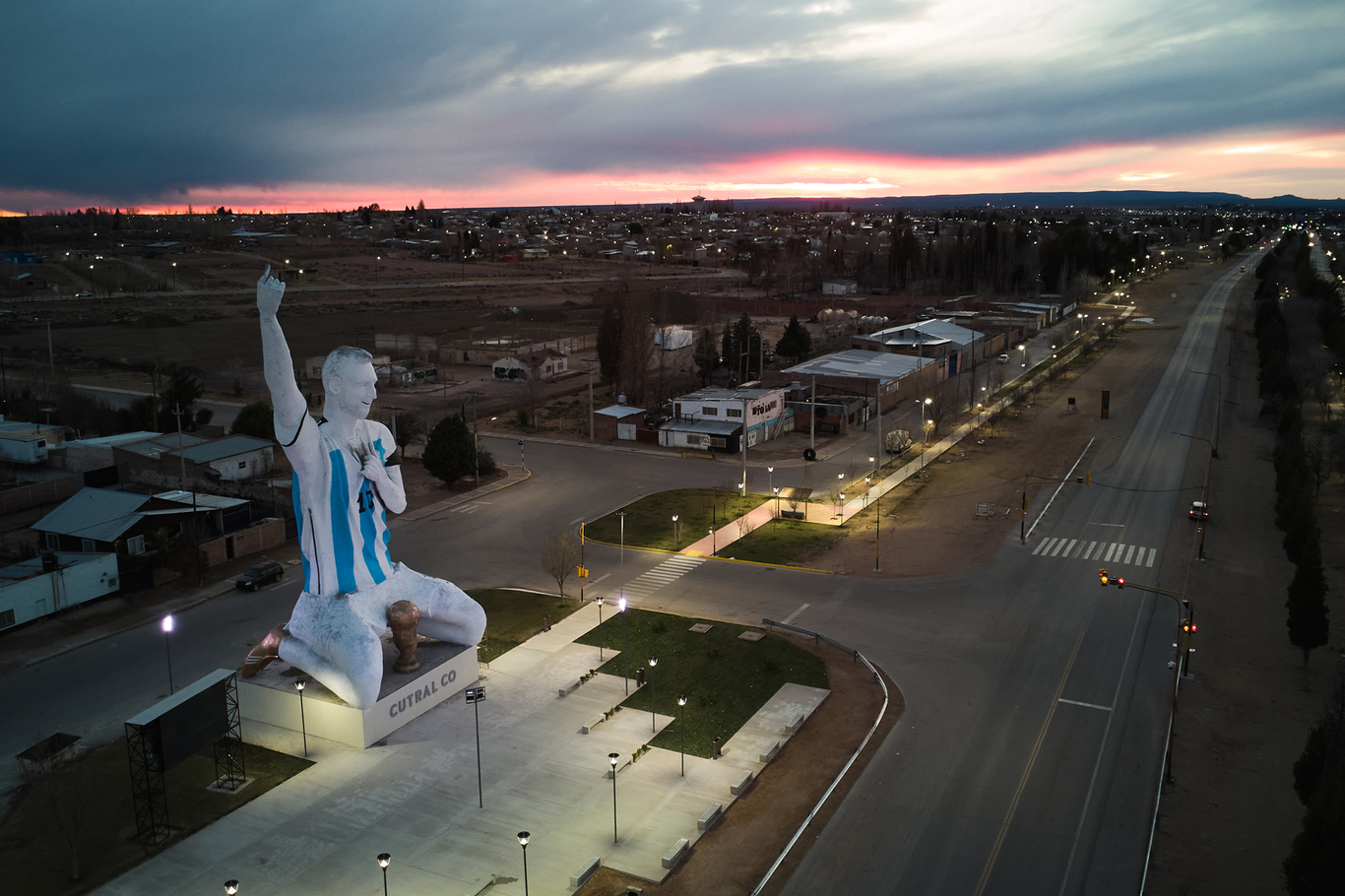 Скульптура звезды футбола Лионеля Месси работы художника Aldo Beroisa, открытая к первому матчу Аргентины против Алжира на чемпионате мира, в Кутраль-Ко, Аргентина, на рассвете в воскресенье, 21 июня 2026 года. Фото: Nestor Ponce / AP / Scanpix / LETA
