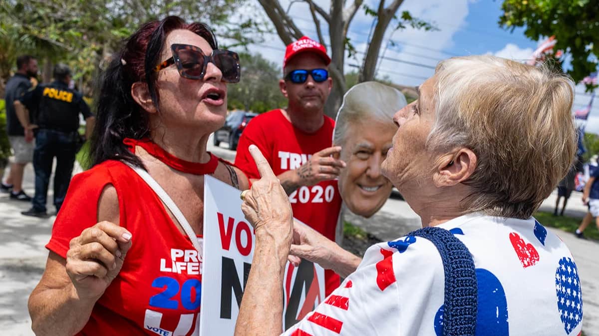 Сторонники бывшего президента США Дональда Трампа (слева) спорят со сторонниками Камалы Харрис (справа) во время автобусного тура Харрис-Уолц «Борьба за репродуктивную свободу» в Бойнтон-Бич, Флорида, США, 3 сентября 2024 года. Фото: Cristobal Herrera-Ulashkevich / EPA-EFE
