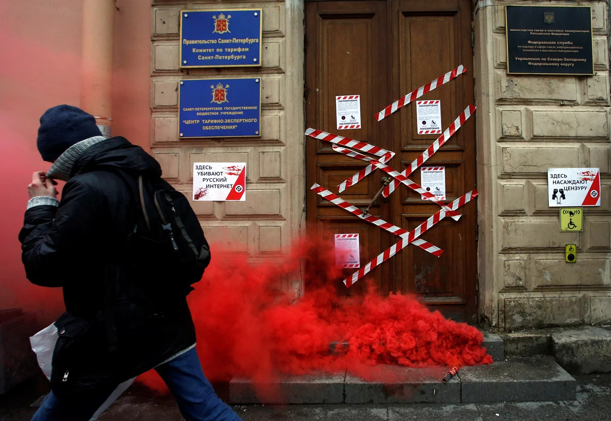 Протестующий у здания Роскомнадзора в центре Санкт-Петербурга, 10 марта 2019 года. Фото: Антон Ваганов / Reuters / Scanpix / LETA
