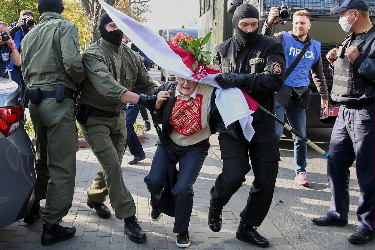 Полицейские задерживают Нину Багинскую, Минск, 19 сентября 2020 года. Фото: TUT.by / AP Photo / Scanpix / LETA