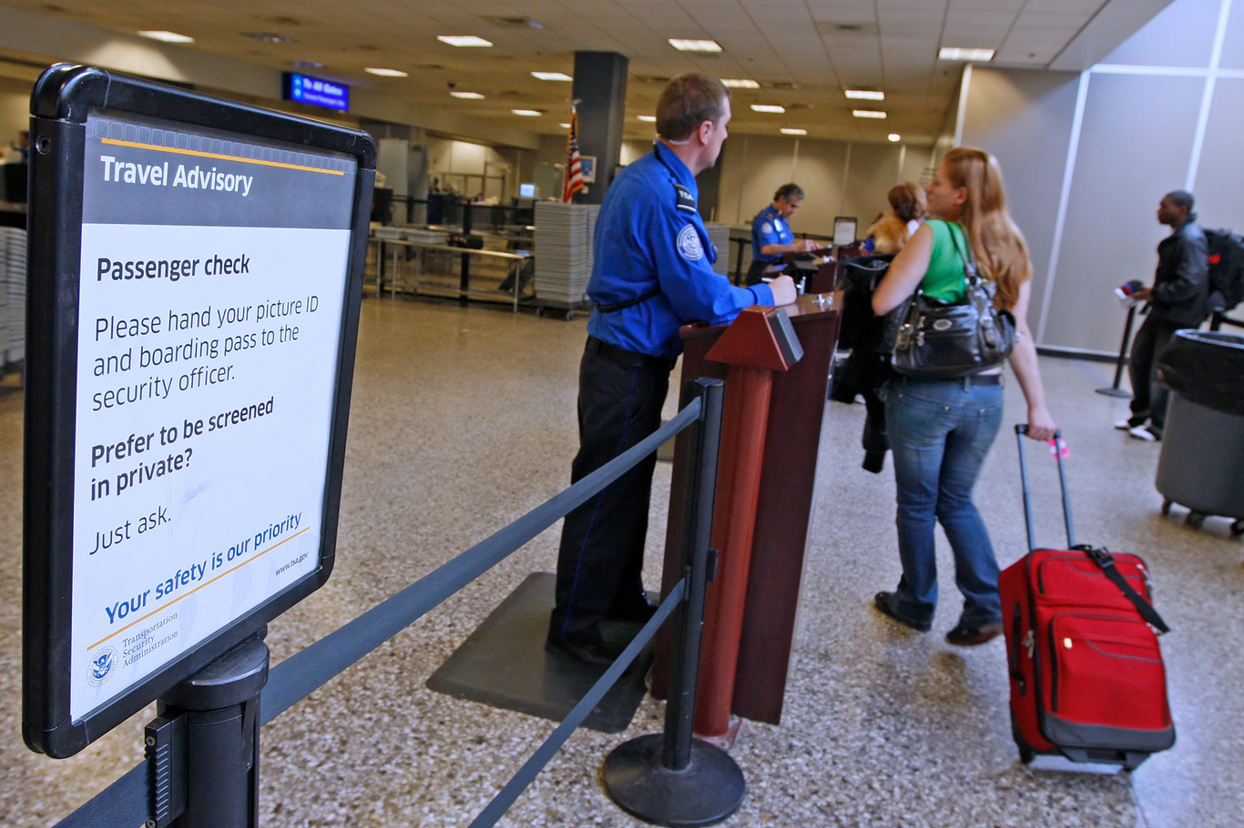 Сотрудники Управления транспортной безопасности США (TSA) проверяют документы пассажиров на контрольно-пропускном пункте. Международный аэропорт Солт-Лейк-Сити. Штат Юта, США. 7 января 2010 года. Фото: George Frey / EPA