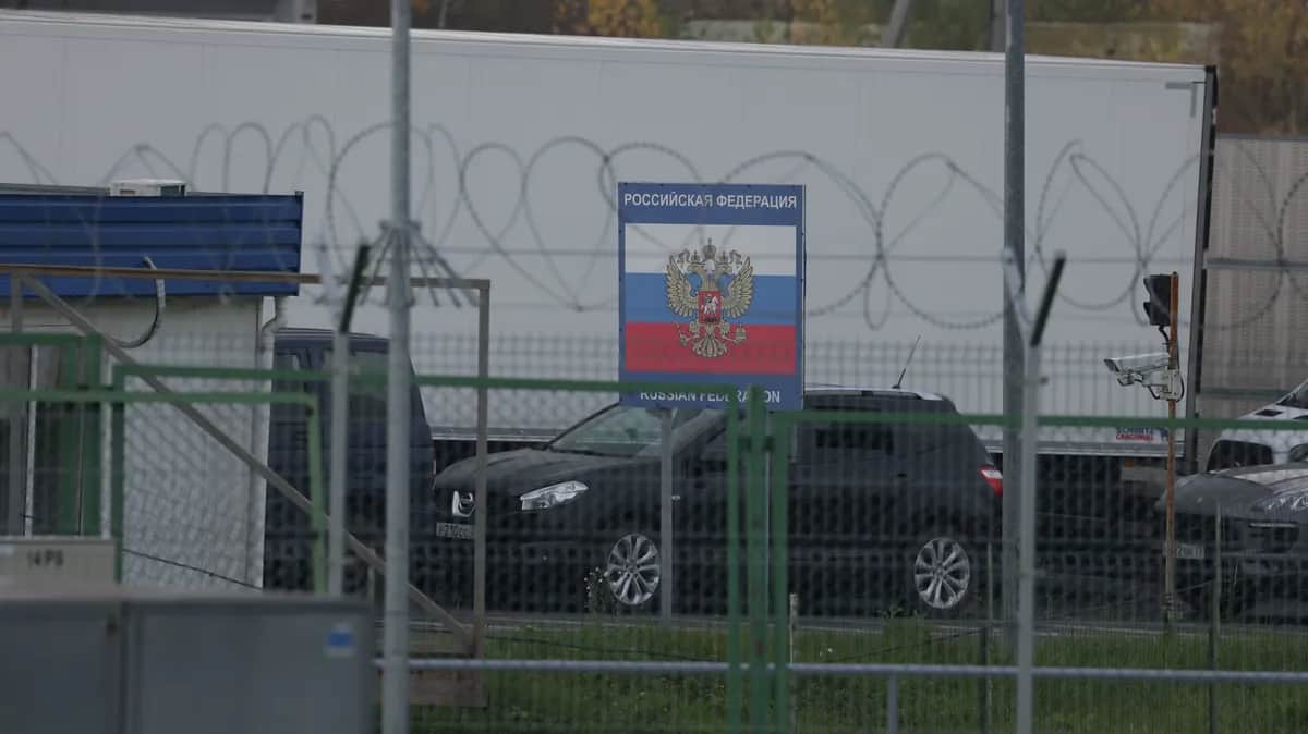 Грузовые и легковые автомобили выстраиваются в ожидании пересечения границы с Литвой и Калининградской областью, 28 октября 2022 года. Фото: Sean Gallup / Getty Images