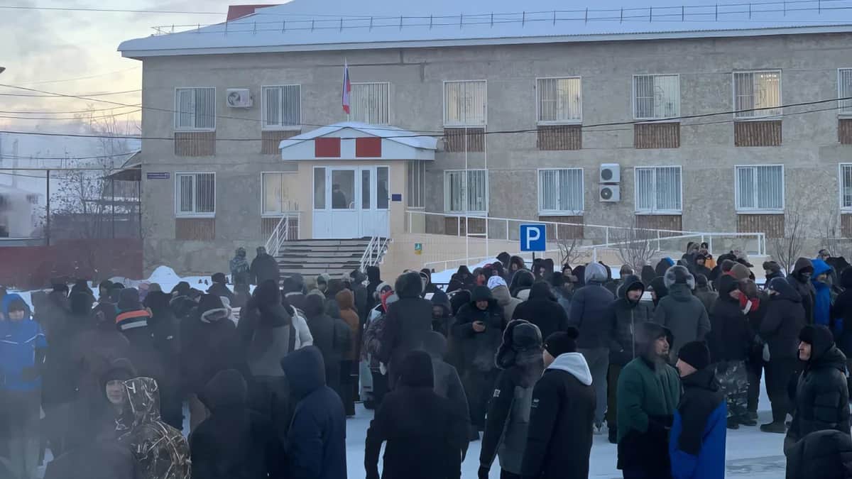 Люди у Баймакского районного суда. Фото: Однажды в Башкирии / Telegram