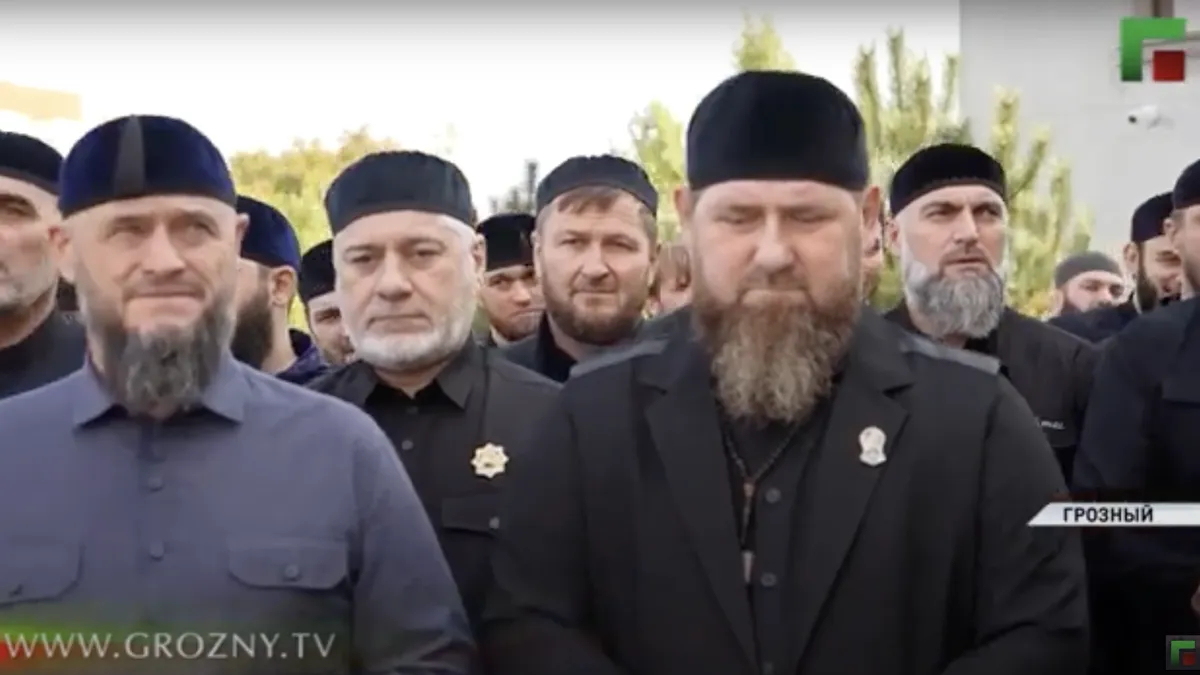 Дядя Кадырова Магомед и сам Кадыров на открытии мечети в Грозном в октябре 2023 года. Фото: <a data-sk="tooltip_parent" data-stringify-link="http://grozny.tv" href="http://grozny.tv/" rel="noopener noreferrer" target="_blank">grozny.tv</a>