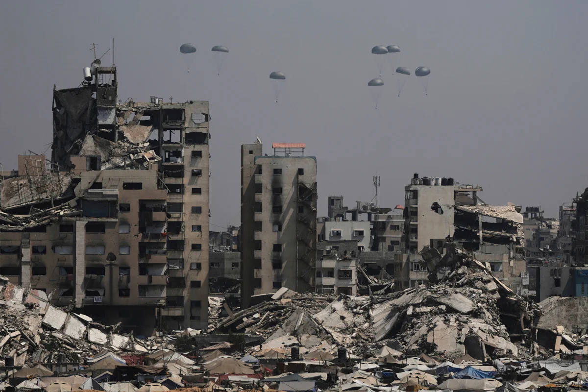 Гумманитарная помощь сбрасывается на парашютах над сектором Газа, 28 июня 2025 года. Фото: Jehad Alshrafi / AP Photo / Scanpix / LETA
