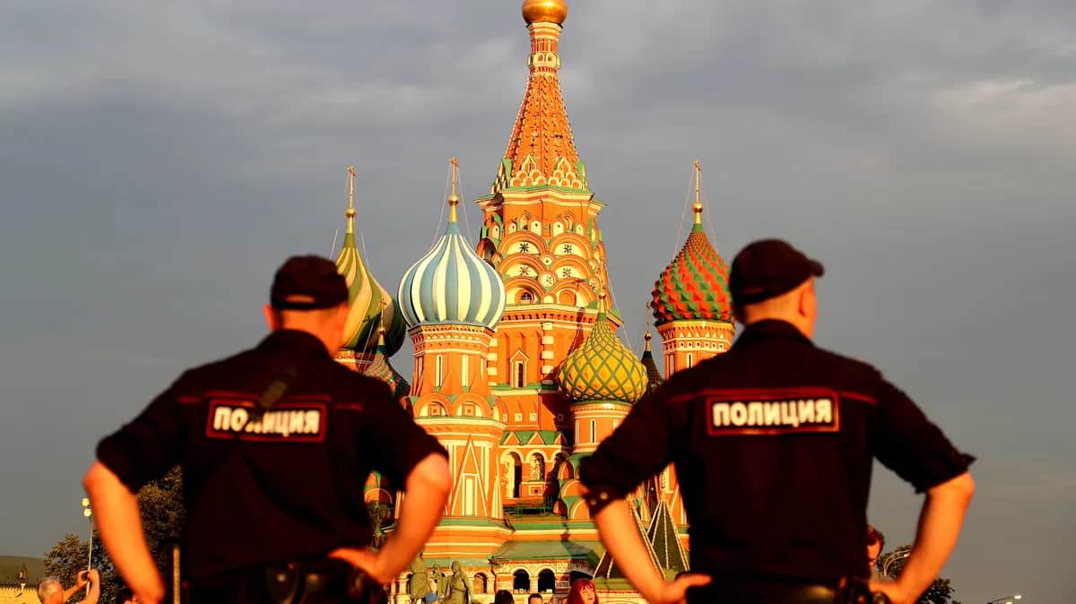 Police officers on duty on Moscow’s Red Square. Photo: EPA-EFE/ZURAB KURTSIKIDZE
