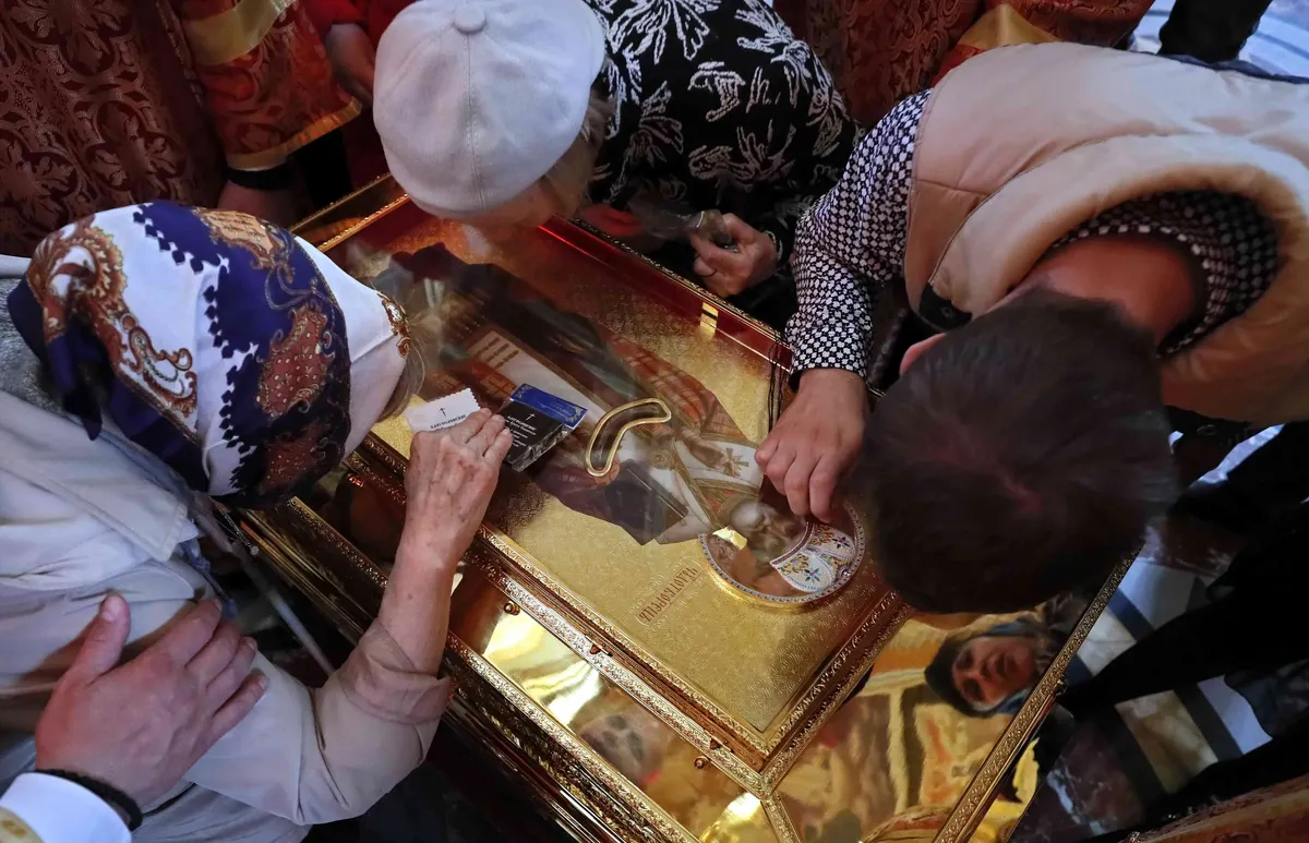 Прихожане полконяются мощам Николая Чудотворца, привезенным в Москву из церкви Святого Николая в Бари, Италия, 2017 год. Фото: EPA / YURI KOCHETKOV