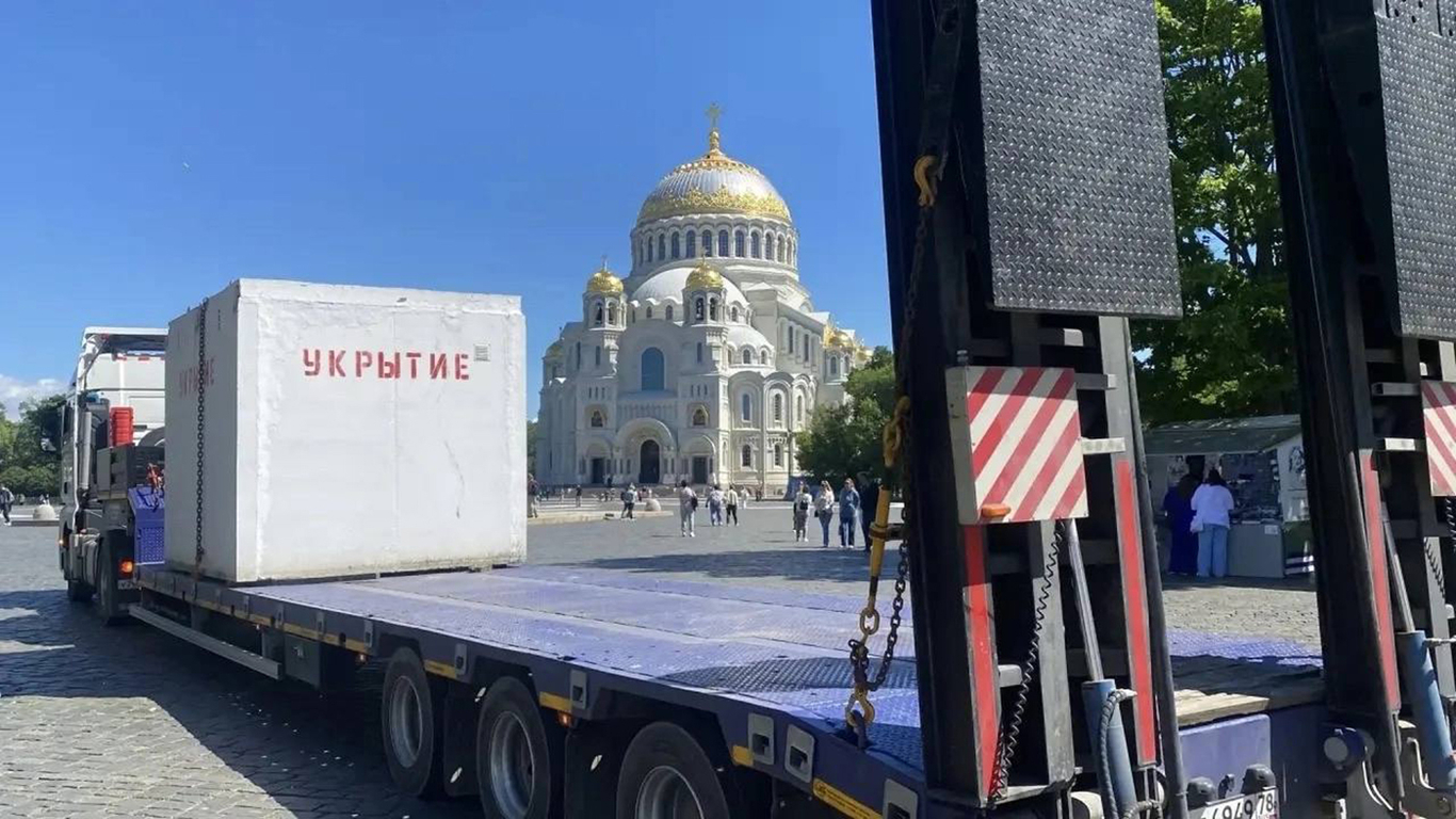 Бетонное укрытие, устанавливаемое в Кронштадте. Фото: Telegram / Ротонда