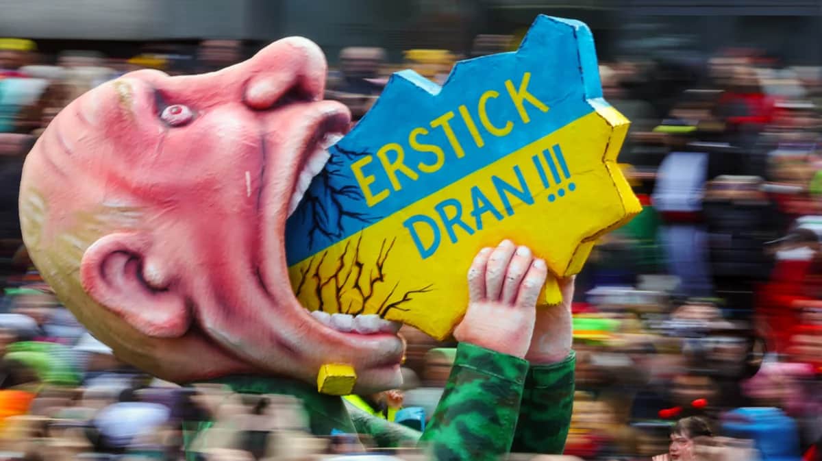Карнавальная платформа с изображением Владимира Путина, Дюссельдорф, 12 февраля 2024 года. Фото: Christopher Neundorf / EPA