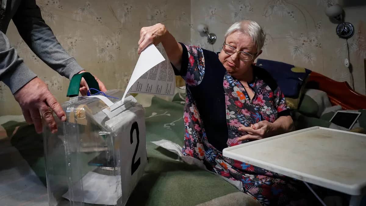 An elderly woman voting at home, Moscow, 9 September 2023. Photo: EPA-EFE/YURI KOCHETKOV
