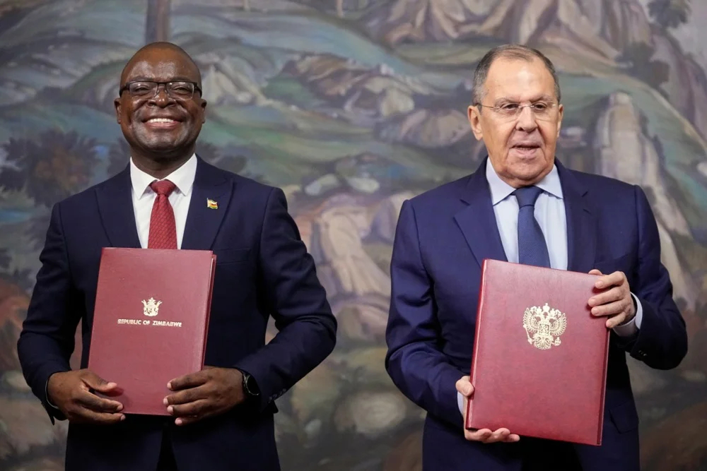 Zimbabwe’s Foreign Minister Amon Murwira and Russian Foreign Minister Sergey Lavrov pose for a photo following talks in Moscow, 6 March 2025. Photo: EPA-EFE/PAVEL BEDNYAKOV / POOL