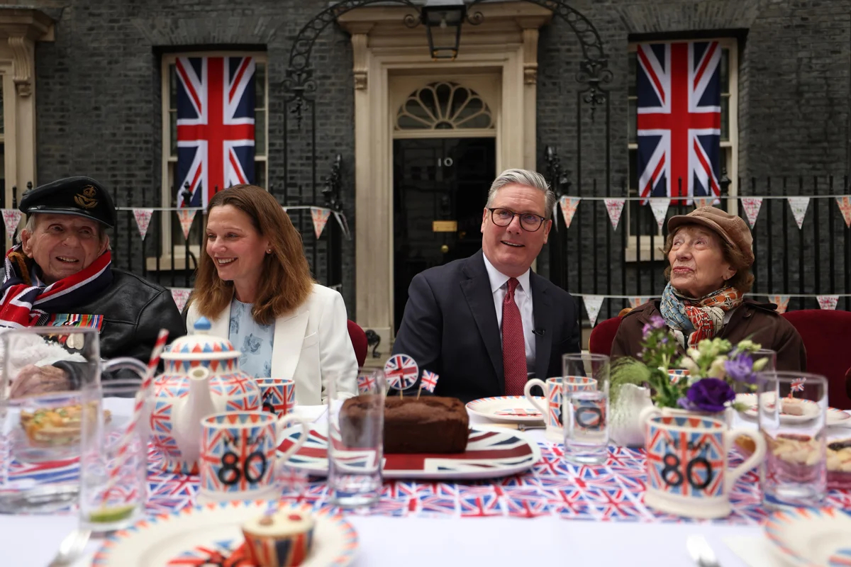 Премьер-министр Великобритании Кир Стармер с супругой и ветеранами на уличном празднике по случаю 80-й годовщины Дня Победы в Европе, Лондон, 5 мая 2025 года. Фото: Andy Rain / EPA